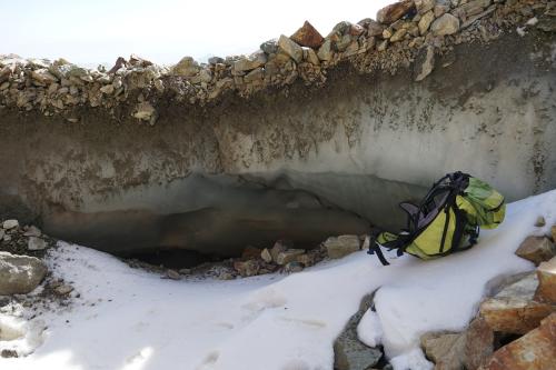 Grotta di ghiaccio all’interno dell’area un tempo occupata dal Ghiacciaio Sella (29 ottobre 2022)