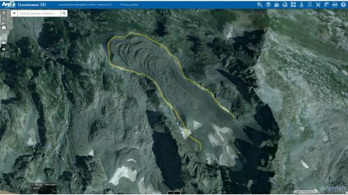 Ortofoto tratta dal Geoportale di Arpa Piemonte del rock glacier del Vej del Bouc (Entracque, CN), delimitato in giallo. Ben evidenti la forma lobata e allungata del corpo detritico e le depressioni arcuate nella parte frontale (direzione di movimento verso Nord-Ovest).