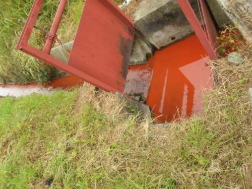Acqua di colore rosso nella bealera