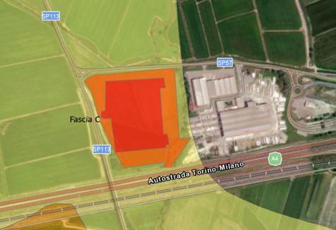 Figura 5.	Ubicazione del polo logistico di Balocco (VC). L’intervento è evidenziato in rosso e arancione.. Immagini di sfondo: Esri, Maxar, Earthstar Geographics, and the GIS User Community