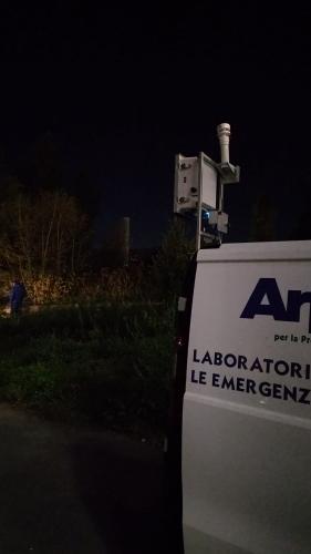 Il laboratorio per le emergenze installato nei pressi dell'incendio