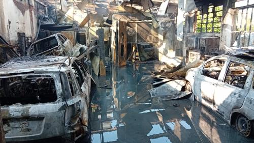 La carrozzeria interessata dall'incendio