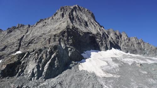 Uia di Bessanese (3.604 m slm, Balme – TO), l’omonimo ghiacciaio e in primo piano la base dello spigolo Murari in parte crollata a fine agosto 2023