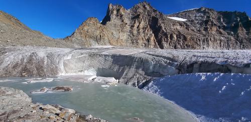 Il lago glaciale sul fianco del ghiacciaio di Noaschetta, Parco Nazionale del Gran Paradiso, il 16 settembre 2025
