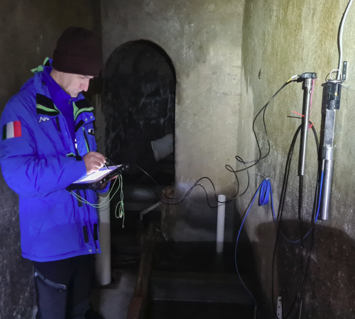 L’installazione di un nuovo strumento di misura presso la sorgente Fontanacce (Quarona)  