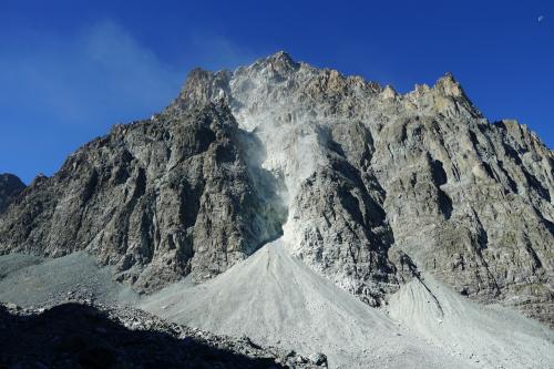 Il canalone e il cono detritico visti dal sentiero per il colle di Viso e il rifugio Quintino Sella: è visibile la polvere in sospensione dovuta ai continui distacchi di pietre ancora in corso