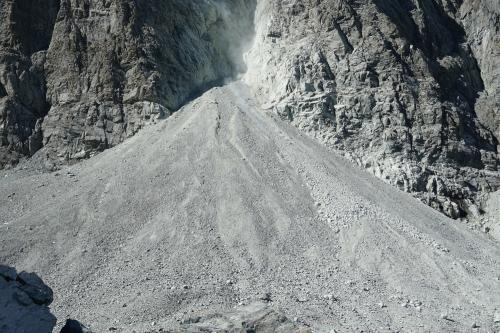 Particolare del cono detritico, con in evidenza, sulla parte a destra, l’accumulo recente più chiaro