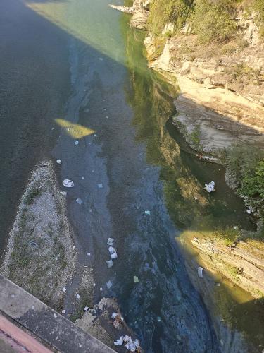 Il torrente Scrivia visto dal ponte dell'autostrada A7