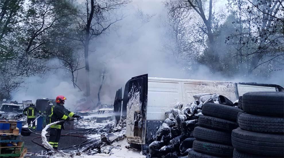 A fuoco rifiuti nell'area esterna di un capannone a Torino 