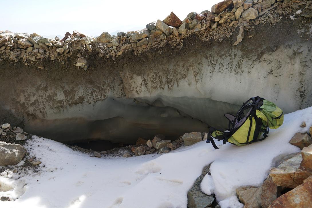 Grotta di ghiaccio all’interno dell’area un tempo occupata dal Ghiacciaio Sella (29 ottobre 2022)