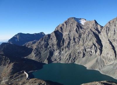 Panoramica sul Ghiacciaio della Croce Rossa e del Lago della Rossa, bacino di origine naturale successivamente ampliato per scopi idroelettrici