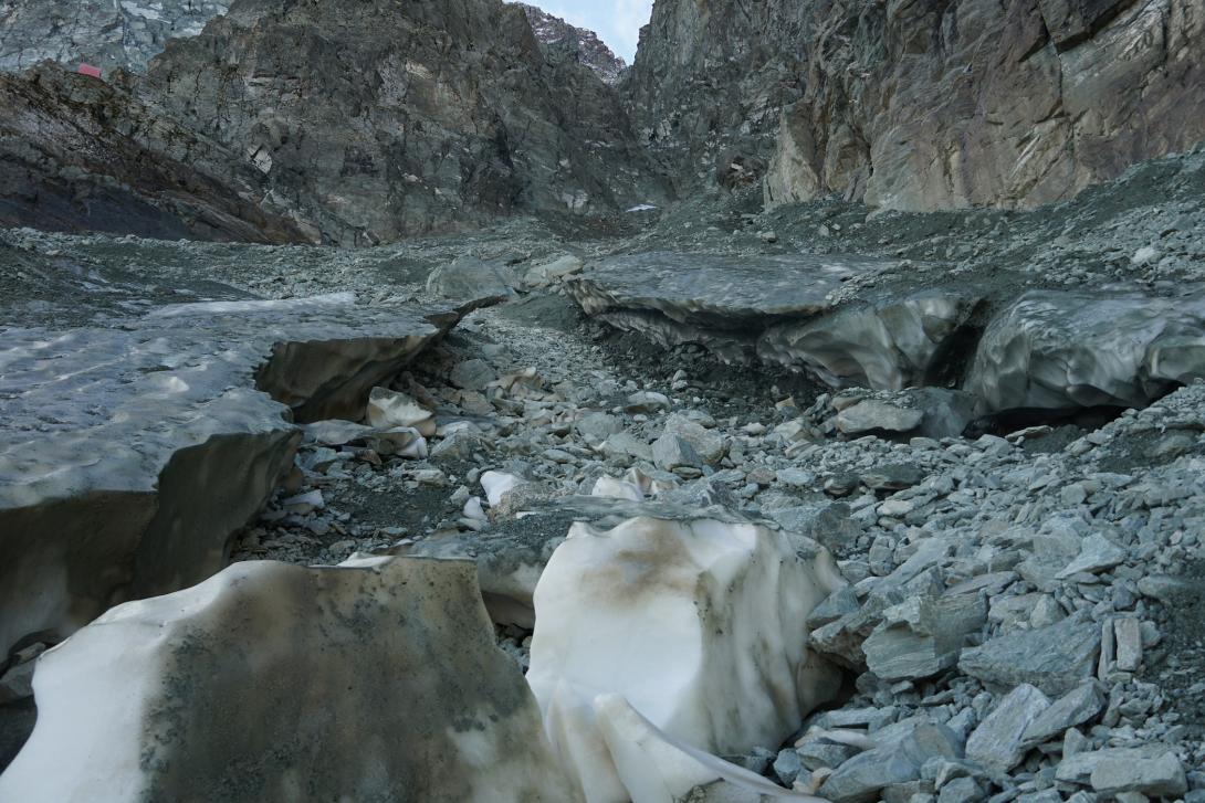Lembi residui di ghiaccio all’apice del Coolidge Inferiore, ridotti rispetto a quanto osservato meno di un mese prima;  in alto sulla cresta, il bivacco Villata (27 ottobre 2022)