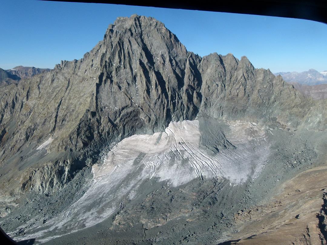 Il Ghiacciaio della Bessanese in tutta la sua estensione, sovrastato dalla possente Uja di Bessanese