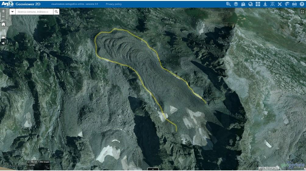Ortofoto tratta dal Geoportale di Arpa Piemonte del rock glacier del Vej del Bouc (Entracque, CN), delimitato in giallo. Ben evidenti la forma lobata e allungata del corpo detritico e le depressioni arcuate nella parte frontale (direzione di movimento verso Nord-Ovest).
