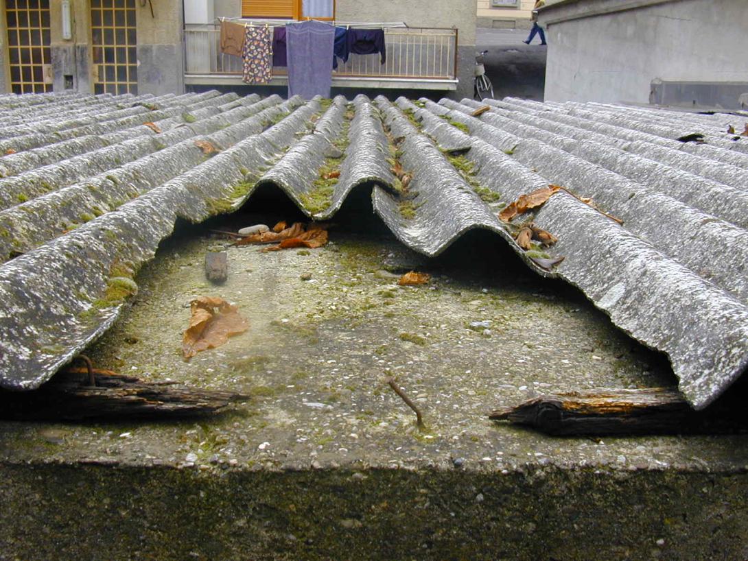 Copertura in cemento-amianto degradata