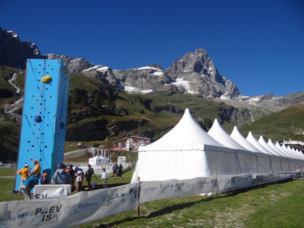Stend e muro di arrampicata allestiti a Cervinia per la due giorni dedicata alla "Festa della sicurezza" 