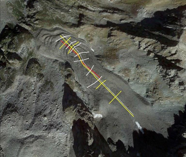 Tracce dei profili geofisici sul sito rock glacier Vej del Bouc (Entracque, CN). In bianco e in giallo le indagini GPR, in rosso la traccia ERT (fonte: Università di Pisa e Arpa Piemonte).