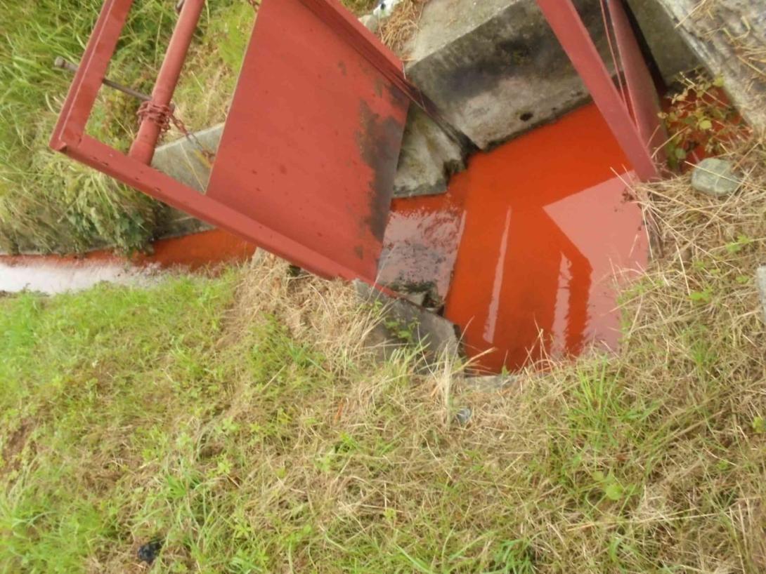 Acqua di colore rosso nella bealera