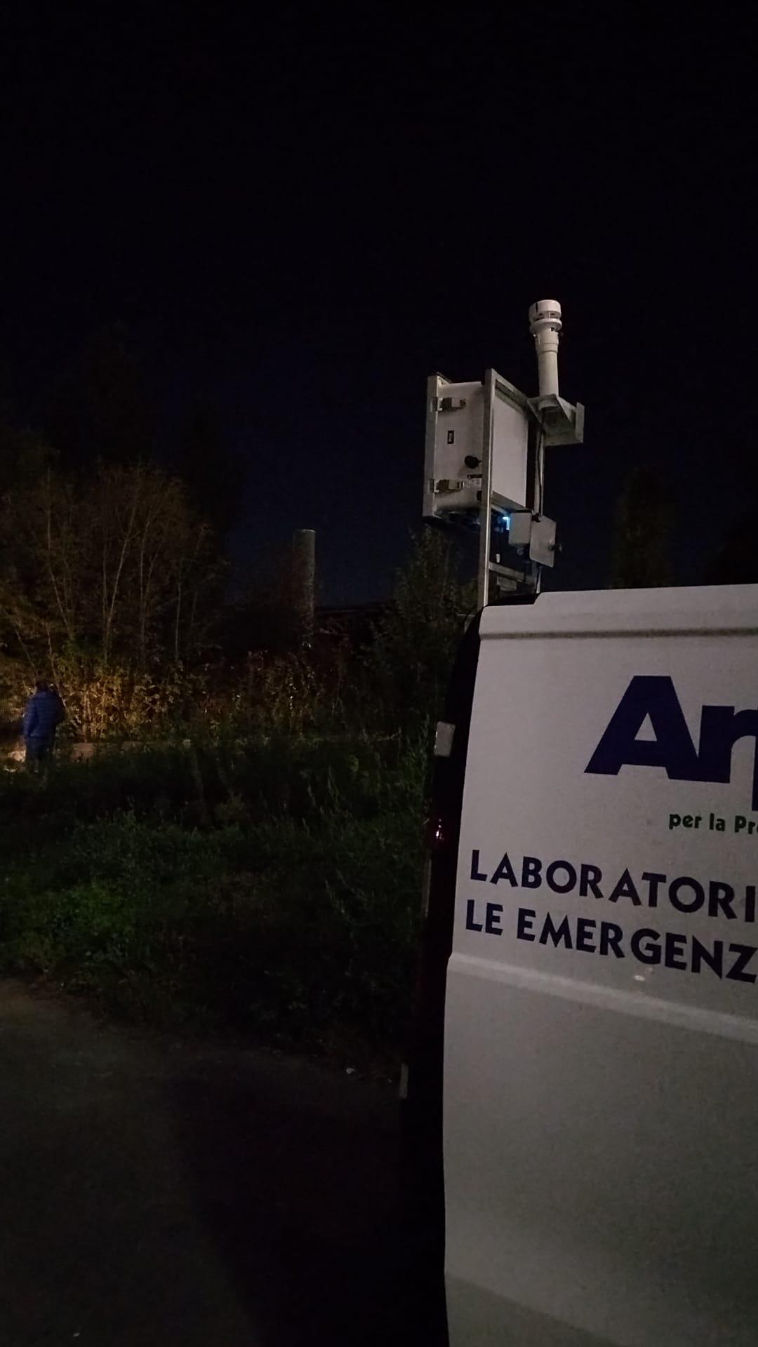 Il laboratorio per le emergenze installato nei pressi dell'incendio