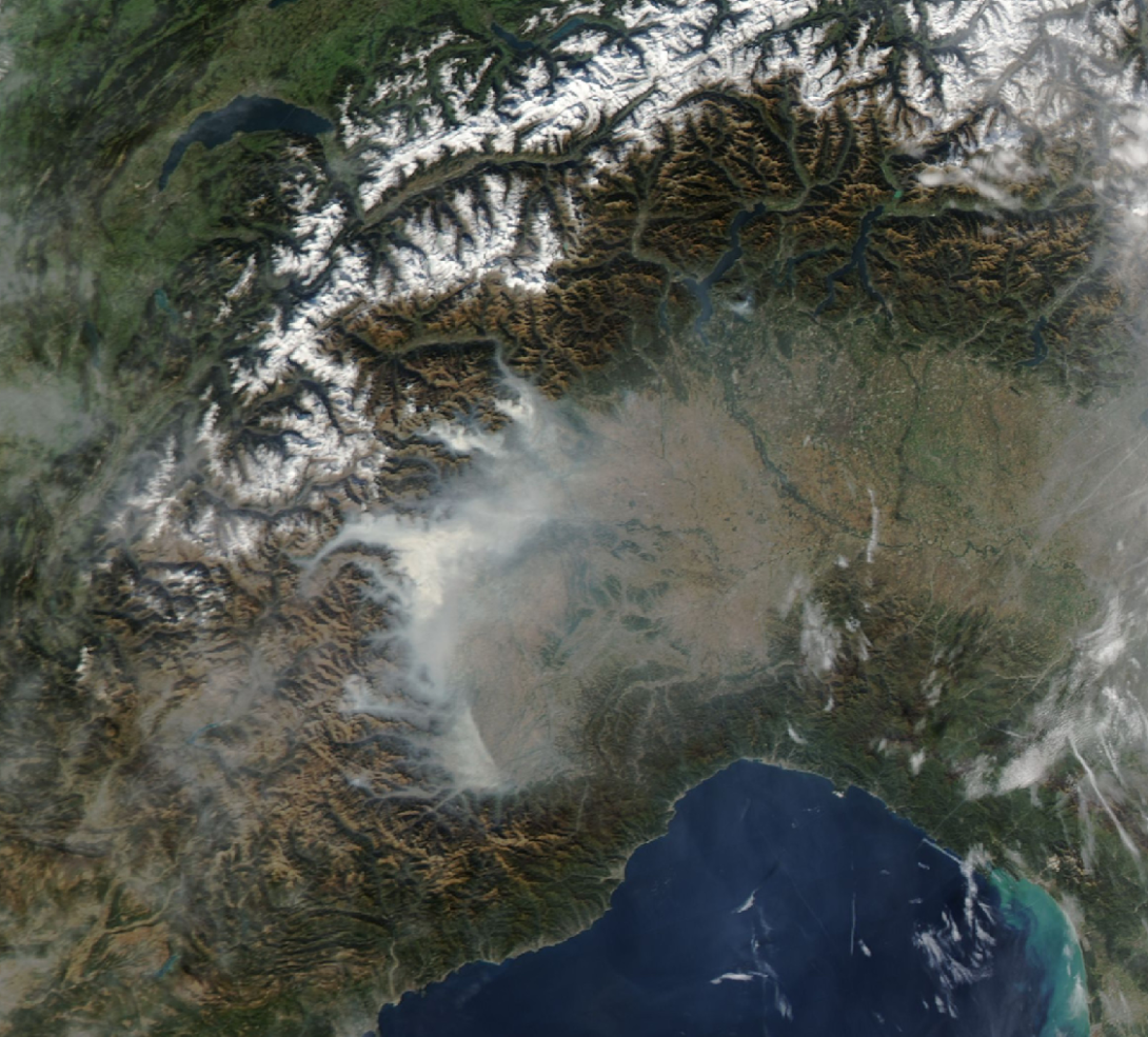 Satellite MODIS alta risoluzione: immagine del 25/10/2017. Il fumo degli incendi è ben visibile su gran parte del settore pedemontano occidentale