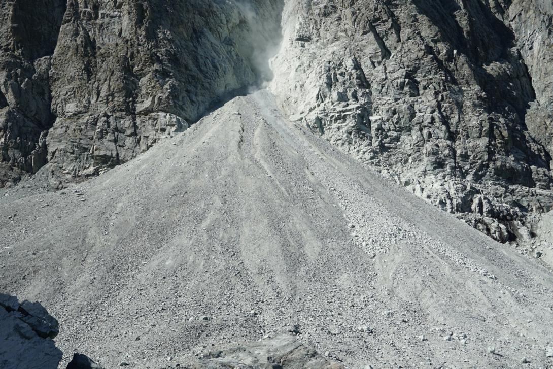 Particolare del cono detritico, con in evidenza, sulla parte a destra, l’accumulo recente più chiaro
